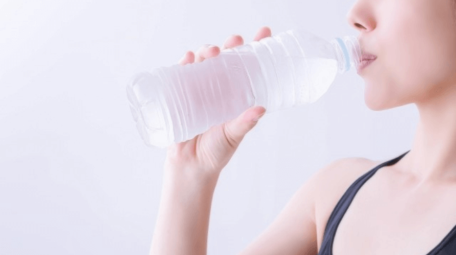 シリカ水を飲む女性