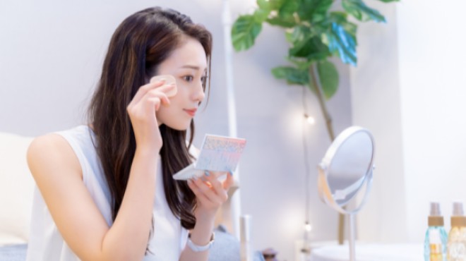 夕方の“老け見え”を変える？20代CSスタッフが使って気づいた、医薬部外品美白リンクルファンデーションの実力